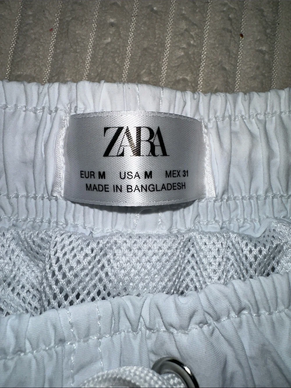 ZARA Men’s White Drawstring Elastic Waist Swim Shorts in Size M